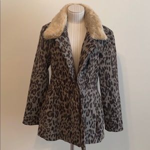 Leopard coat with removable faux fur collar